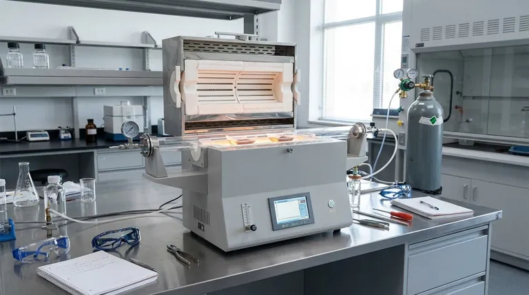 Qual é a importância técnica do ambiente de alta temperatura fornecido por um forno tubular na síntese de Fe3O4@Fe-AC?