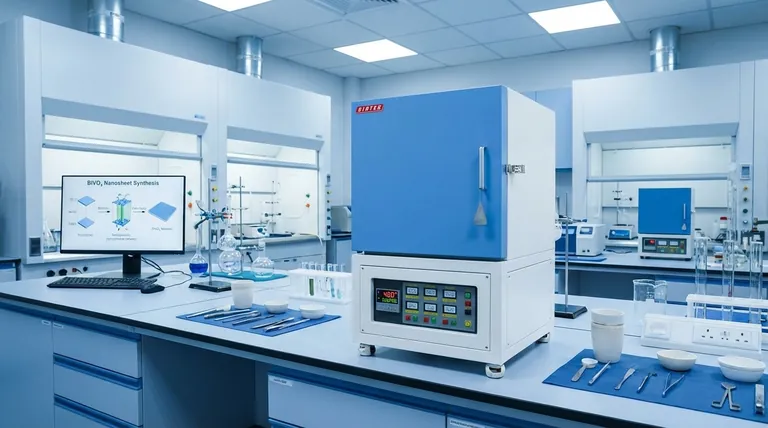 Qual é a função de uma mufla de laboratório na preparação de nanofolhas de BiVO4? Otimize o desempenho do seu material