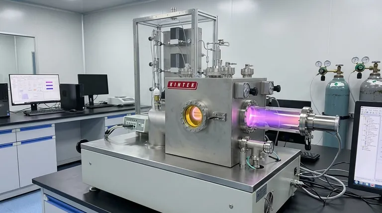 ¿Cómo contribuye un horno tubular horizontal mejorado por plasma de radiofrecuencia (RF) a la síntesis de películas delgadas de Ga2O3?