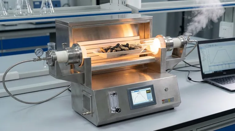 ピーナッツ殻の炭化プロセスにおいて、チューブ炉はどのようなプロセス環境を提供しますか? 高品質な多孔性を達成する