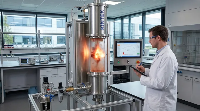 Como um Forno de Tubo Vertical é usado para estudos de ignição de poeira de combustível? Modelo de Combustão Industrial com Precisão