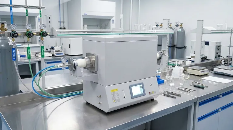 ما هي الوظائف المحددة لتدفق النيتروجين والأكسجين داخل فرن أنبوبي؟ تحسين عملية الانتشار الخاصة بك