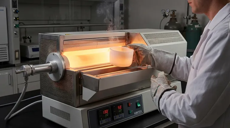 Warum wird ein Siliziumdioxid-Tiegel als Reaktionsgefäß ausgewählt? Gewährleistung von Stabilität und Reinheit bei Hochtemperatursynthesen