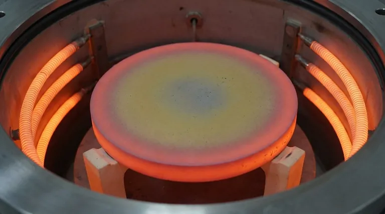 ¿Por qué el borde de una pieza de trabajo alcanza temperaturas más altas que su centro? Domine la uniformidad térmica en el sinterizado