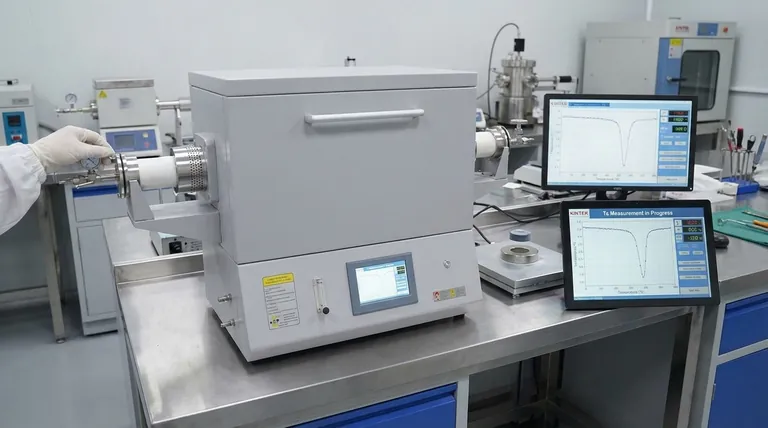 Quais condições críticas um forno de tubo de vácuo fornece para a medição de Tc de supercondutores? Controle térmico de precisão