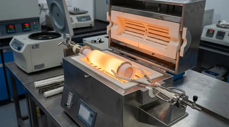 在合成 Eu5.08-xSrxAl3Sb6 时,氧化铝坩埚组的主要功能是什么?专家分析