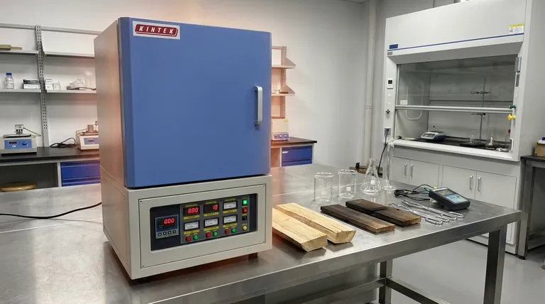 Qual é o papel de um Forno Mufla na modificação térmica da madeira? Otimizar a Durabilidade de Daniellia oliveri