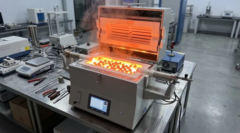 Qual o papel de um forno de resistência tubular na fase de ustulação oxidativa de pelotas de minério? Master Heat Precision