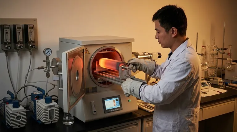 Perché è necessario regolare la posizione del campione nelle camere di deposizione per compositi di tantalio-carbonio su larga scala?