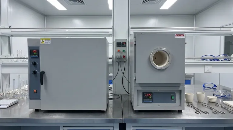 Por que um forno de secagem por jacto é necessário para o pré-tratamento de pastilhas de cromite? Evitar falhas estruturais e fissuras de vapor