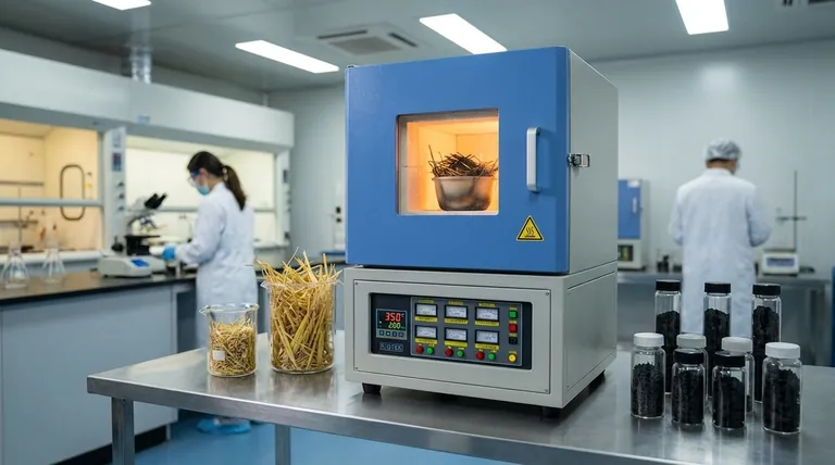 ¿Cuál es el papel específico de un horno mufla en la preparación de biocarbón de paja de maíz? Optimizar el éxito de la pirólisis