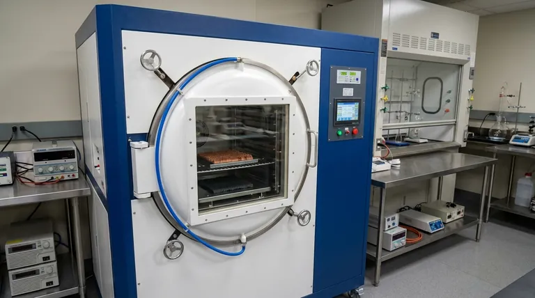 ¿Por qué un horno de secado al vacío es esencial en la síntesis de nanoestructuras de CuCl? Protege la pureza y el rendimiento