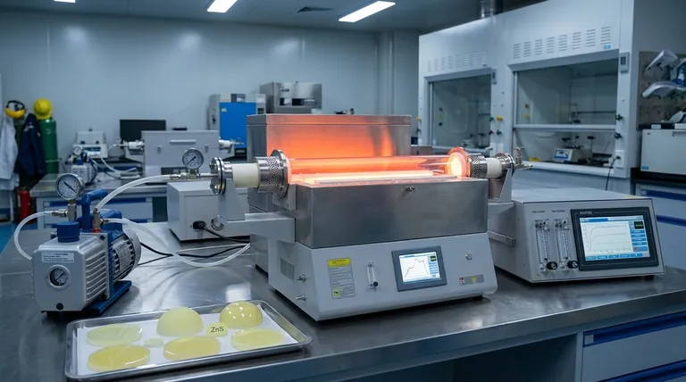 Como a Prensagem a Quente a Vácuo (VHP) se compara à CVD para cerâmicas de ZnS? Desbloqueie Resistência e Eficiência Superiores