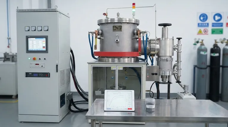 ¿Qué papel juega un horno de prensa en caliente al vacío en la densificación de nanocompuestos? Lograr una densidad cercana a la teórica