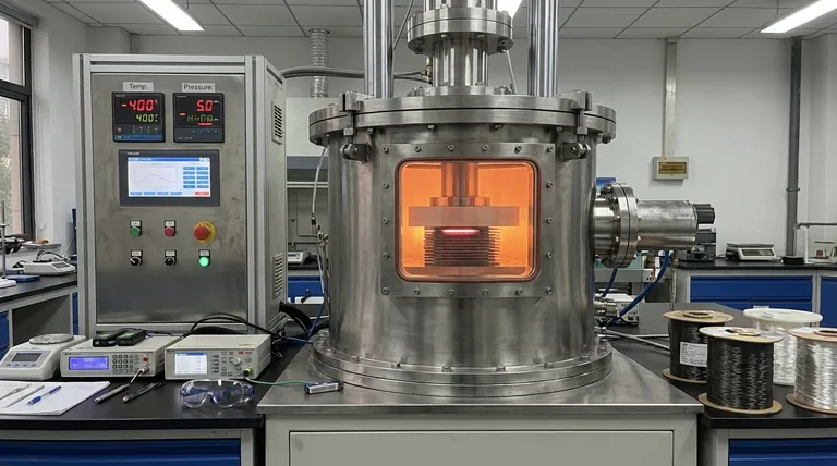 ¿Cuál es la función de la etapa de desaglutinación a baja presión en una prensa caliente al vacío? Garantizar la alineación e integridad de las fibras de SiC