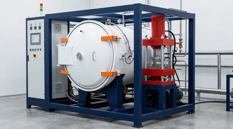 Que ambiente um forno de prensagem a quente a vácuo fornece para revestimentos? Alcance força de ligação e densidade superiores