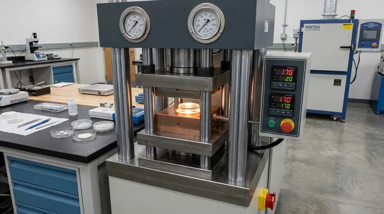 Was ist die Kernfunktion einer Flachtablettenpresse im CSP? Hoher Druck zur Verdichtung von CaF2-Keramiken