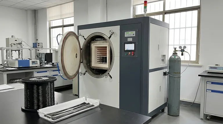 ¿Qué papel juega un horno de vacío en el pretratamiento de UCF para compuestos de matriz de magnesio? Mejora la calidad de la unión