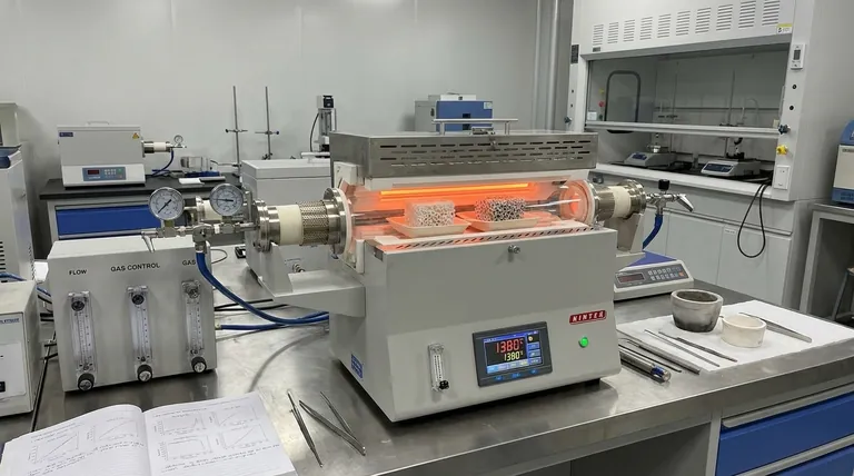 Welche Funktionen erfüllt ein Hochtemperatursinterofen bei der Herstellung von porösem Magnesiumoxid?