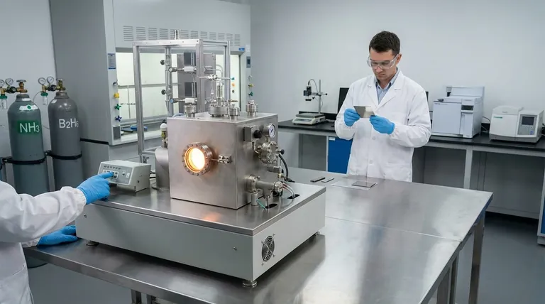 Qual è la funzione principale delle apparecchiature CVD nella protezione anticorrosiva dell'h-BN? Sintesi di precisione per film ad alte prestazioni