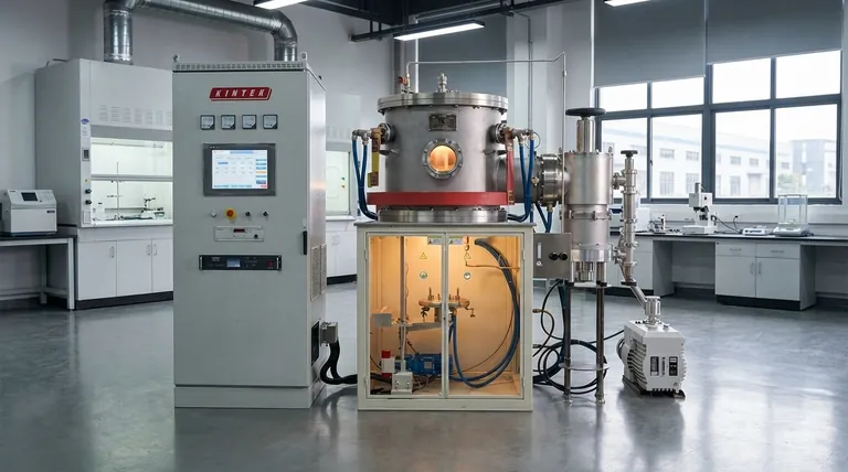 Como o mecanismo assistido por pressão em um Forno de Prensagem a Quente a Vácuo melhora as cerâmicas YAG? Desbloqueie a Clareza Óptica