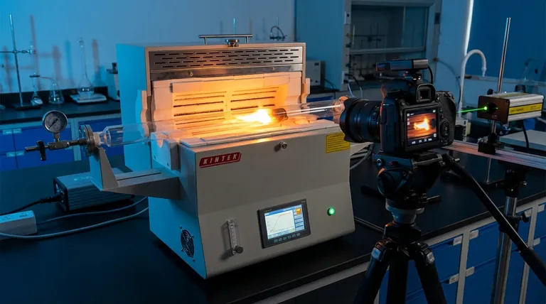 ¿Por qué se utilizan tubos de cuarzo de alta pureza en hornos de combustión? Desbloquee diagnósticos ópticos precisos y pureza