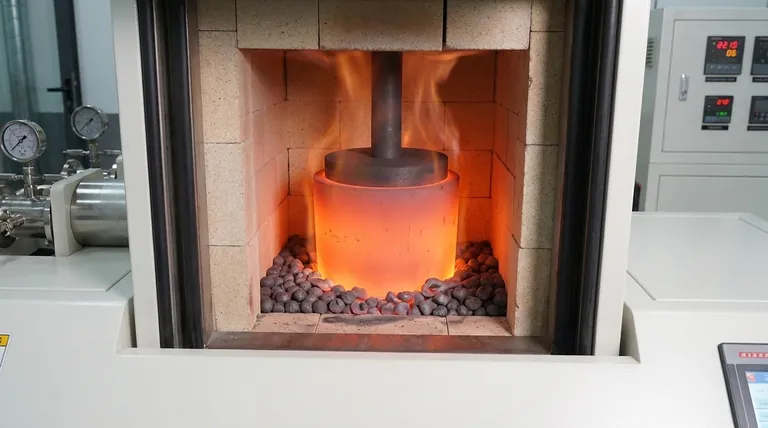 ¿Cuál es la función de un crisol de grafito en las pruebas de ablandamiento del mineral de hierro? Simula perfectamente las condiciones del alto horno