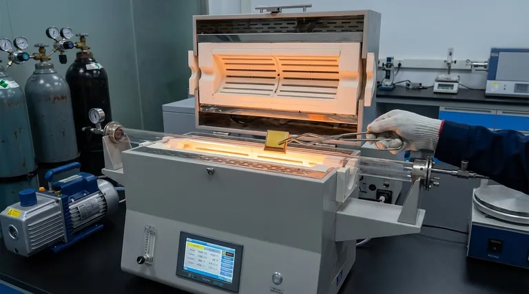 진공 펌핑이 Zr2.5Nb 질화에 어떤 영향을 미칩니까? 고온 튜브로에서 순수한 ZrN 표면을 얻으십시오.