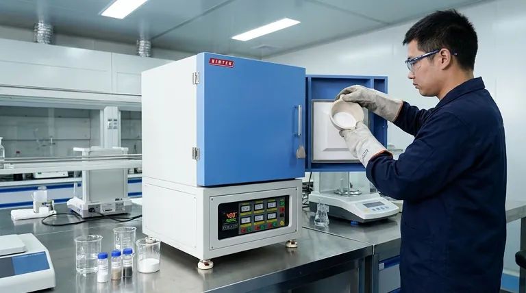 이산화티타늄 나노입자 소각 처리에 고온 머플로 퍼니스가 필요한 이유는 무엇인가요?