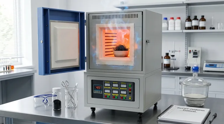 ما هي الوظيفة الأساسية لفرن الأكسدة الهوائي في تصنيع السلاسل الكربونية؟ تحسين المعالجة المسبقة لأنابيب الكربون النانوية أحادية الجدار