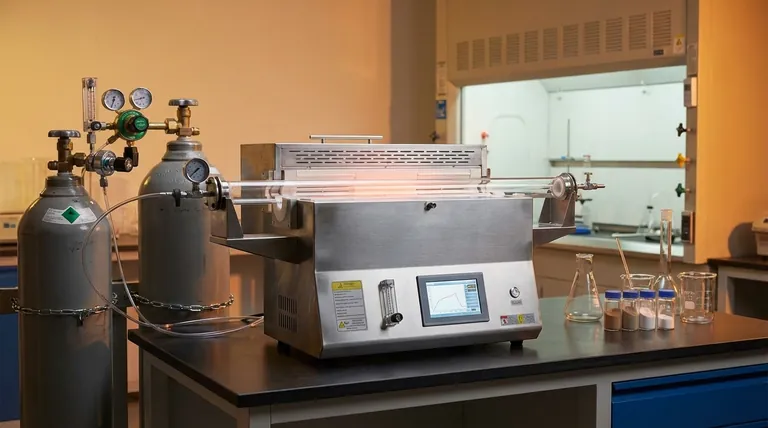 Qual papel um forno tubular de alta temperatura desempenha no tratamento térmico final de Na3(VO1-x)2(PO4)2F1+2x?