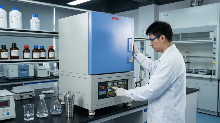 ¿Qué papel juega un entorno de calentamiento a alta temperatura en la síntesis hidrotermal de los cristales de zeolita ZSM-5?