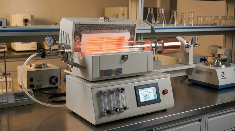 Qual é o papel de um sistema de forno tubular de Deposição Química em Fase Vapor (CVD) na preparação de grafeno de monocamada?