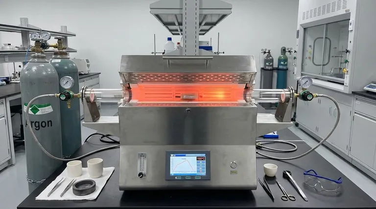 Pourquoi un four tubulaire est-il utilisé pour le traitement thermique des matériaux de cathode composites S/C ? Optimiser la stabilité de la batterie