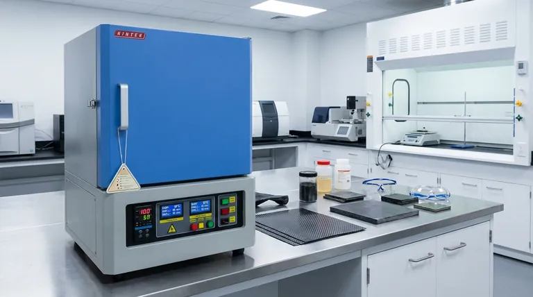 Perché è necessario un controllo programmabile della temperatura in un forno elettrico da laboratorio? Precisione nella polimerizzazione dei compositi