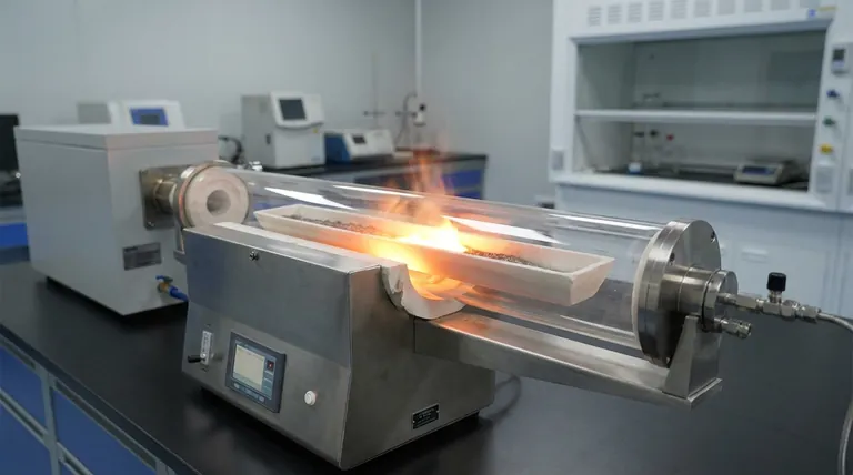 ゾーン精製実験のサンプル容器として、なぜ細長いアルミナボートが選ばれるのですか?材料精製を最適化する