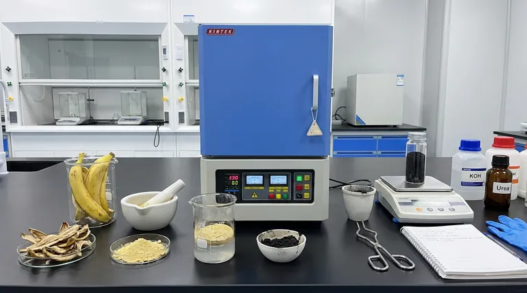 バナナピール活性炭における実験用乾燥オーブンの主な機能は何ですか?すべてのプロセスステップを最適化する