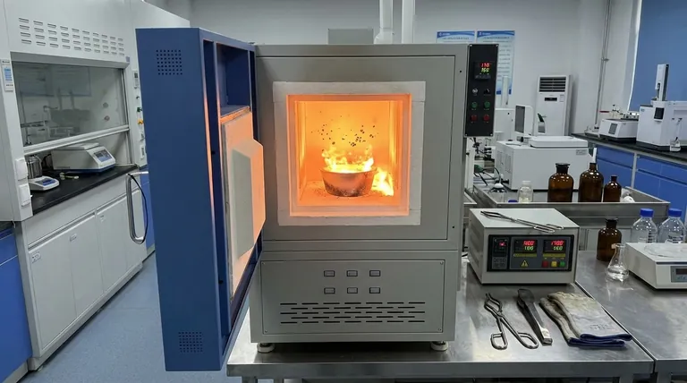 Como funcionam os fornos de alta temperatura e os cadinhos na carbonização com sal fundido? Domine a Síntese de Catalisadores.