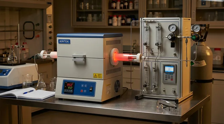 Por que um forno tubular equipado com um sistema de controle de fluxo de amônia é necessário para a síntese de nanopós de GaN?