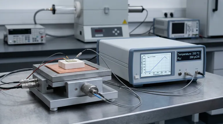 Qual papel um estágio de aquecimento de alta temperatura desempenha na caracterização da estabilidade térmica de cerâmicas piezoelétricas?