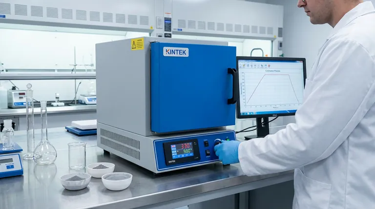 Pourquoi un four à moufle précis est-il requis pour la calcination du catalyseur Pt/Al2O3 ? Assurer une activité et une dispersion élevées