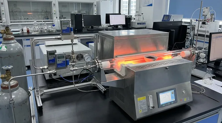 Qual papel um forno tubular de alta temperatura de laboratório desempenha na formação de fases de materiais catódicos de óxido ricos em Ni?