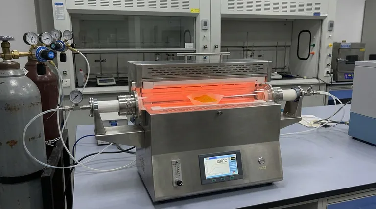 Qual é a função de um Forno Tubular na preparação de S-C3N4? Otimizar a Síntese de Carboneto de Nitrogênio Dopado com Enxofre