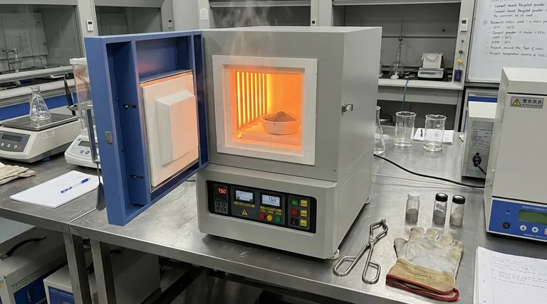 Como um forno mufla contribui para o tratamento térmico do CRP? Desbloqueie Alta Reatividade em Pó Reciclado