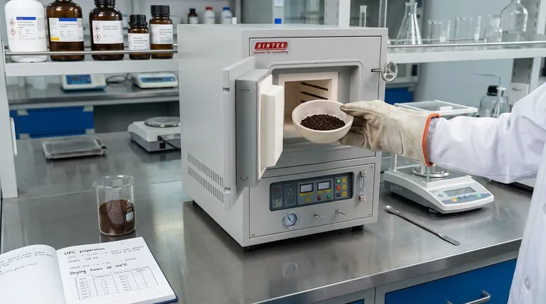 为什么在制备HPC时使用100°C的恒温干燥箱?确保最佳碳化效果