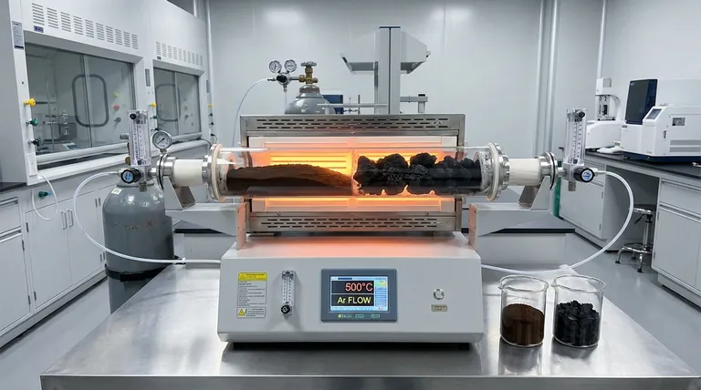 Qual é o papel de um forno tubular na conversão de pó de borra de café em biochar? Domine a Pirólise Precisa