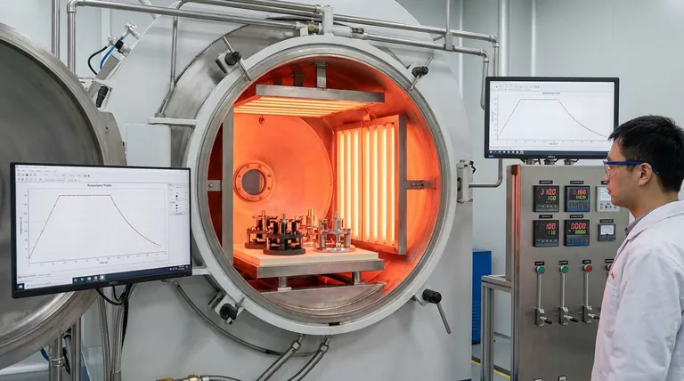 Como as funções de aquecimento radiante e resfriamento controlado de um forno de brasagem a vácuo beneficiam as juntas Kovar-para-SS?