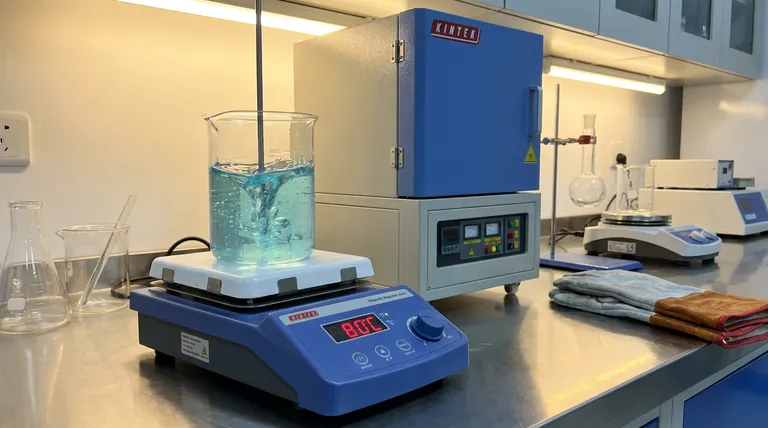 ¿Cuál es el propósito de calentar una solución precursora a 80 °C y agitar a 300 rpm? Lograr uniformidad de alta entropía