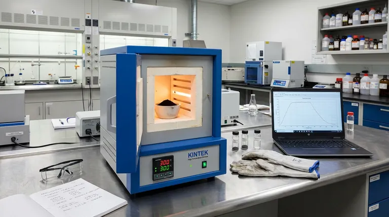 Como um forno mufla de laboratório contribui para o tratamento térmico multiestágio do óxido de cobalto mesoporoso (Co3O4)?