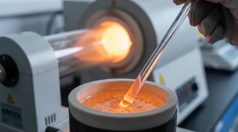 ¿Por qué se utiliza una varilla de agitación de vidrio de cuarzo de alta pureza para la dispersión de fósforos? Beneficios clave para la pureza del vidrio óptico